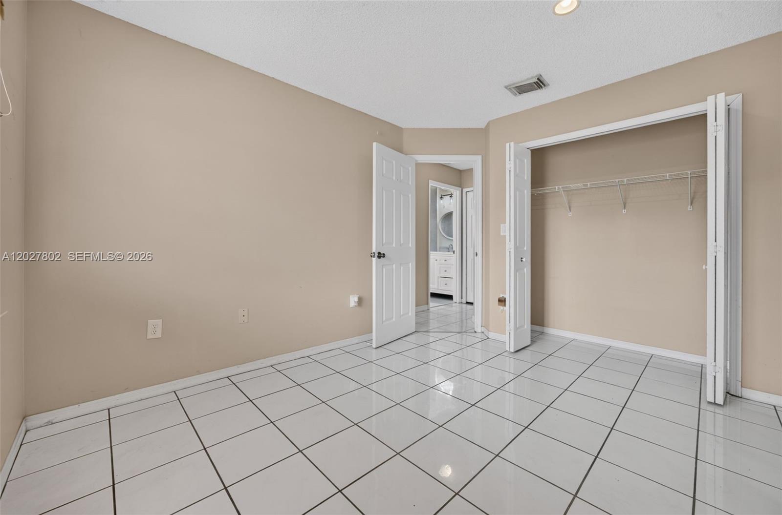 See details 8462 3 / 2 1454 sq. ft. $ 2026-10-10 0 Photo