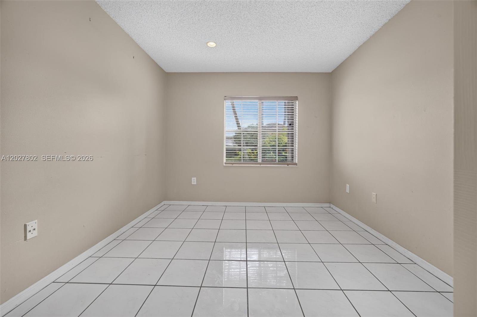 See details 8462 3 / 2 1454 sq. ft. $ 2026-10-10 0 Photo