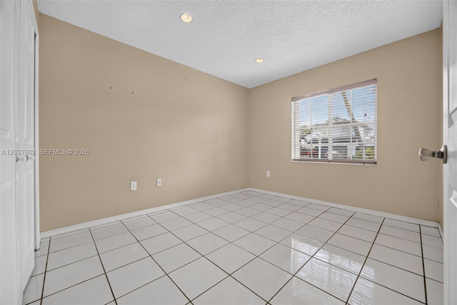 See details 8462 3 / 2 1454 sq. ft. $ 2026-10-10 0 Photo