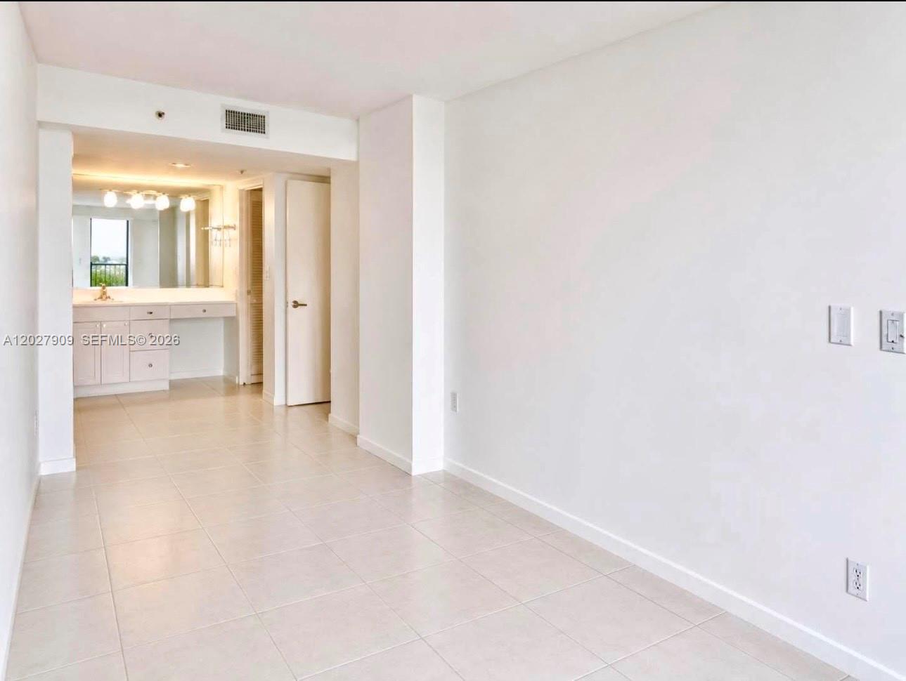 See details 716 1 / 2 1061 sq. ft. $ 2026-05-30 0 Photo