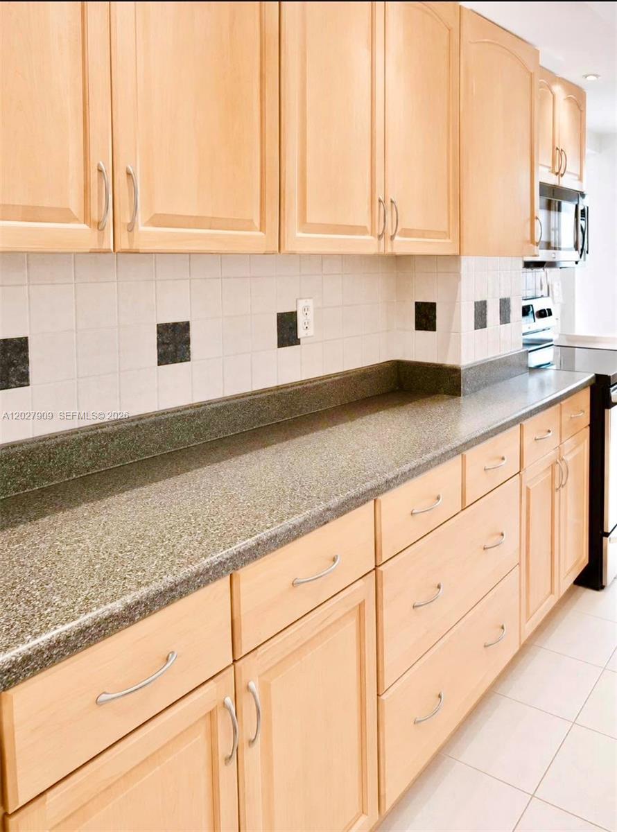 See details 716 1 / 2 1061 sq. ft. $ 2026-05-30 0 Photo