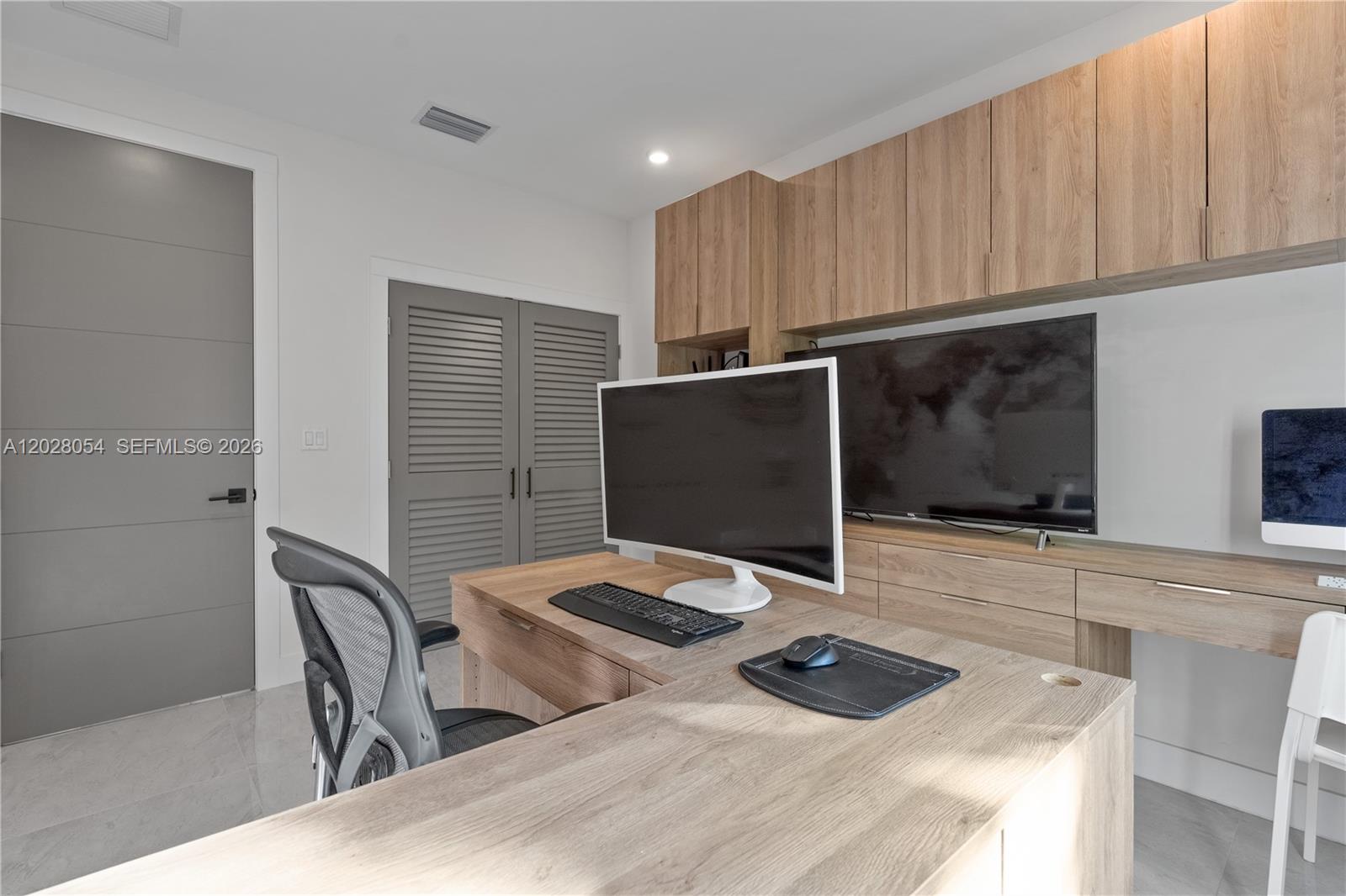 See details / 5000 sq. ft. $ 2026-05-30 0 Photo