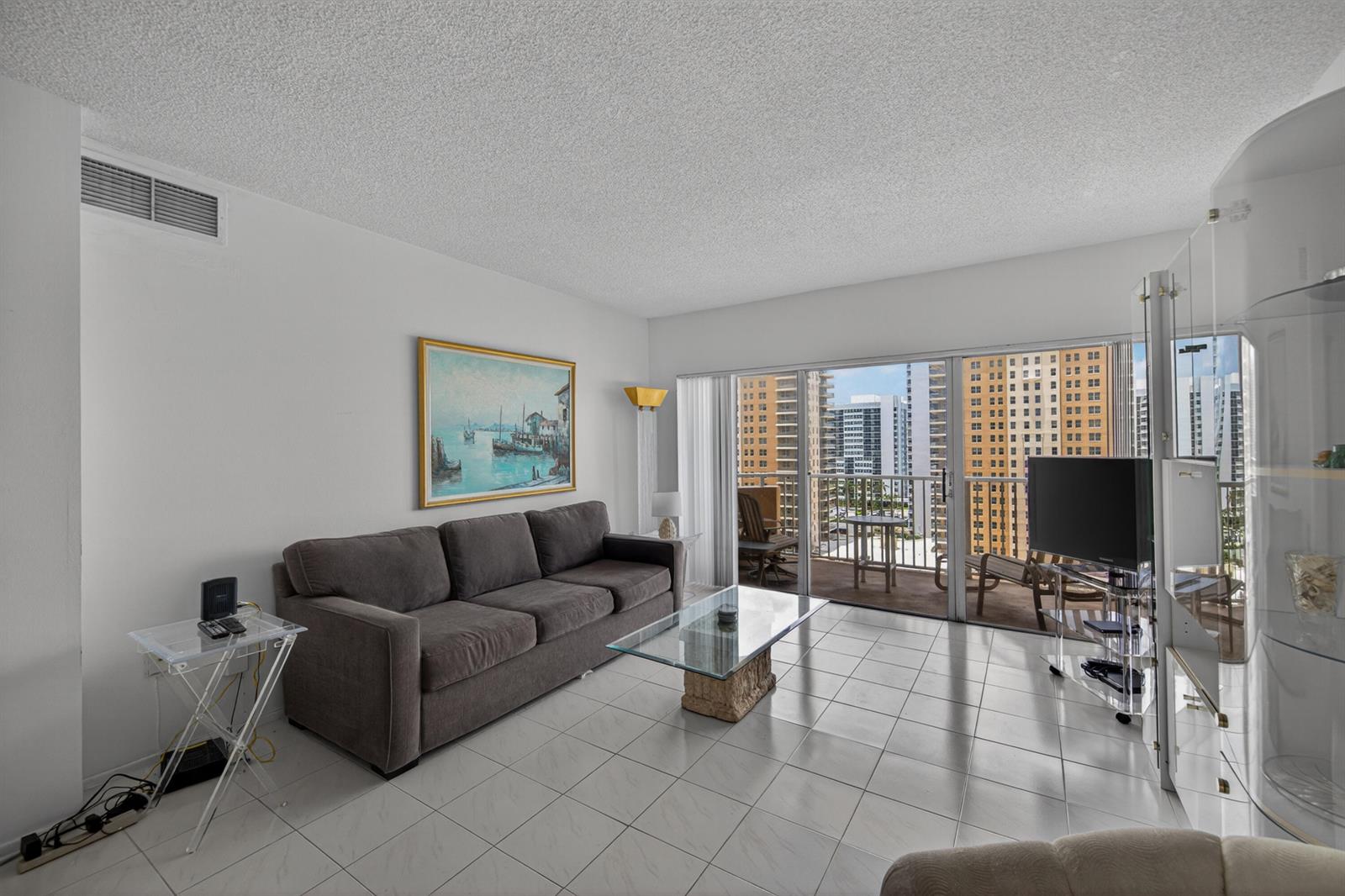 Ver detalles 10b 1 / 870 sq. ft. $ 2026-07-07 0 foto