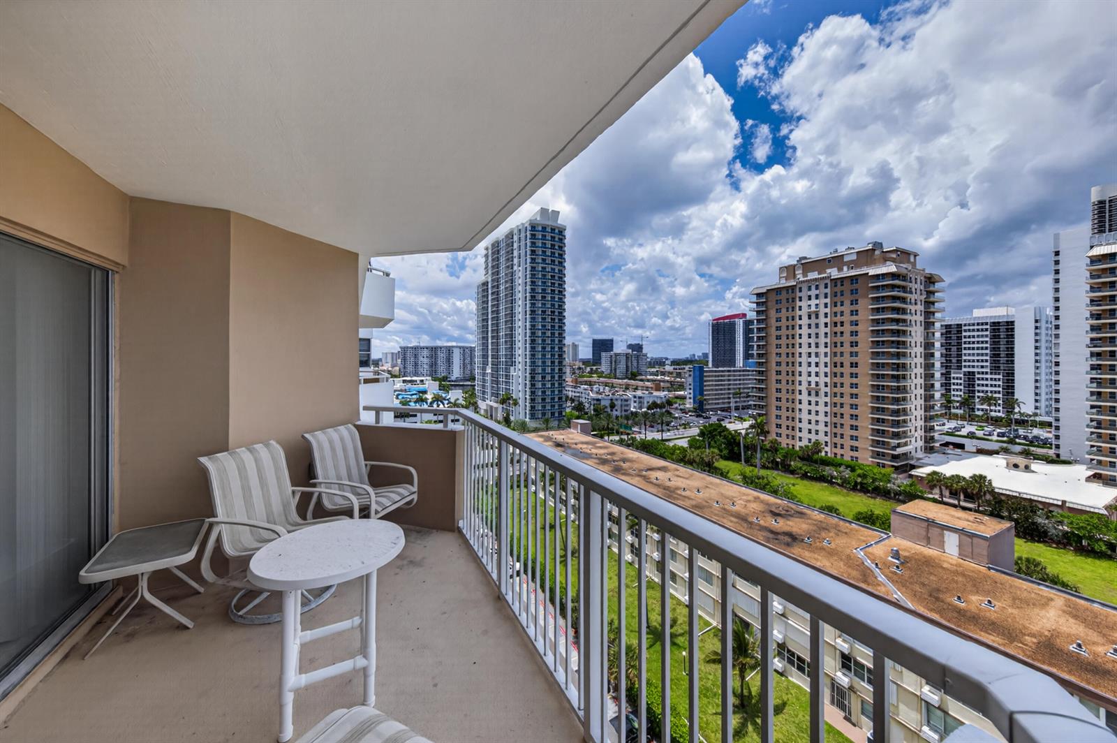 Ver detalles 10b 1 / 870 sq. ft. $ 2026-07-07 0 foto