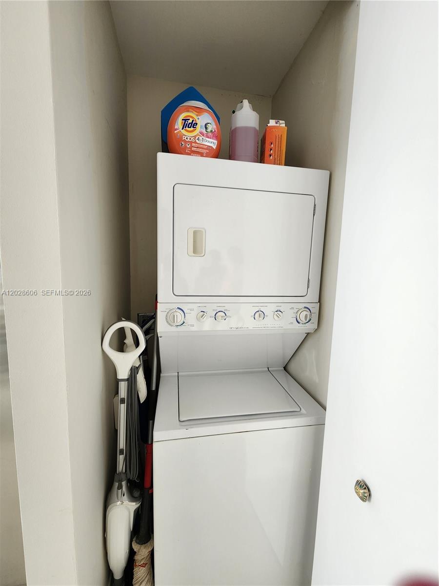 Ver detalles 4101A 2 / 2 1289 sq. ft. $ 2026-06-01 0 foto