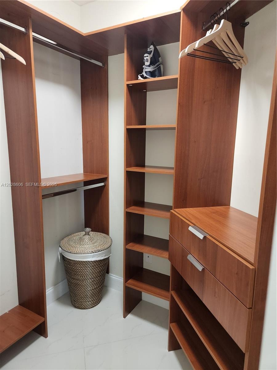 Ver detalles 4101A 2 / 2 1289 sq. ft. $ 2026-06-01 0 foto