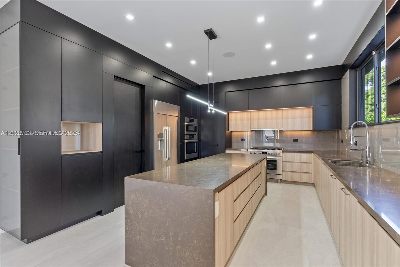   /  4390 sq. ft. $ 2026-06-01 0 foto