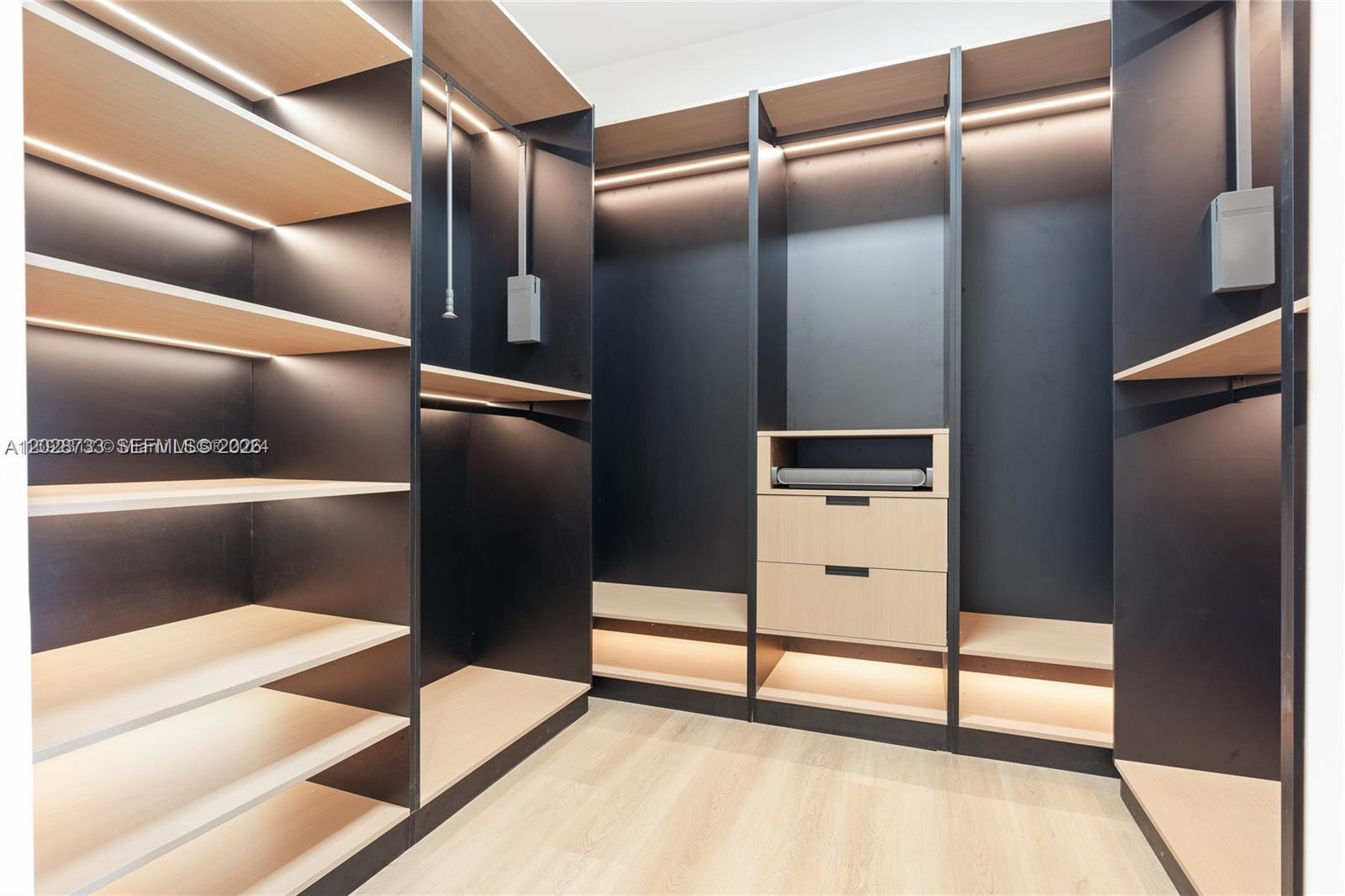   /  4390 sq. ft. $ 2026-06-01 0 foto