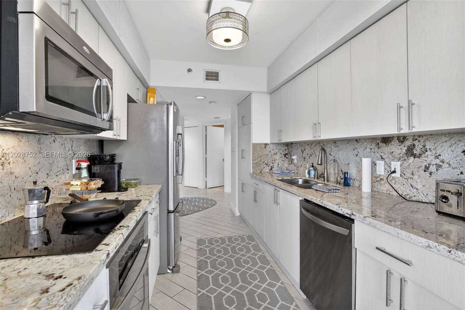 Ver detalles 503 3 / 3 1840 sq. ft. $ 2026-06-01 0 foto