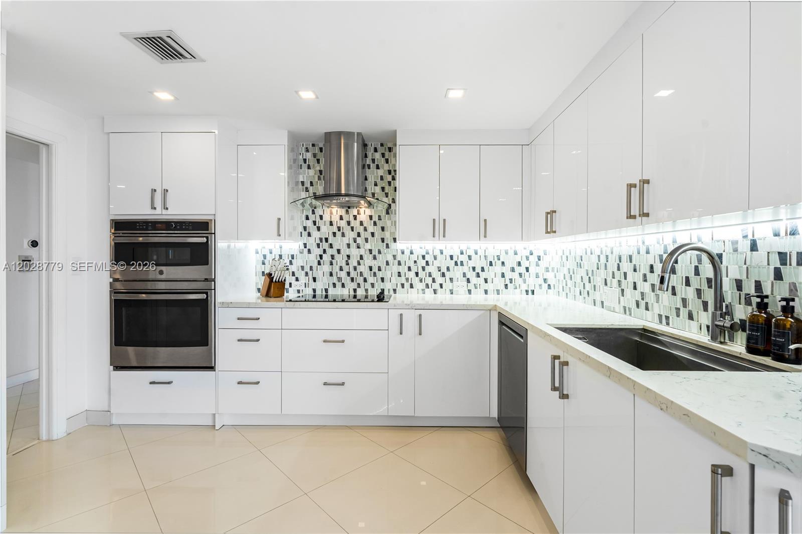 1605 3 / 5 3590 sq. ft. $ 2026-06-01 0 foto