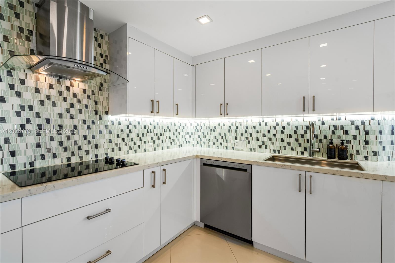 1605 3 / 5 3590 sq. ft. $ 2026-06-01 0 foto