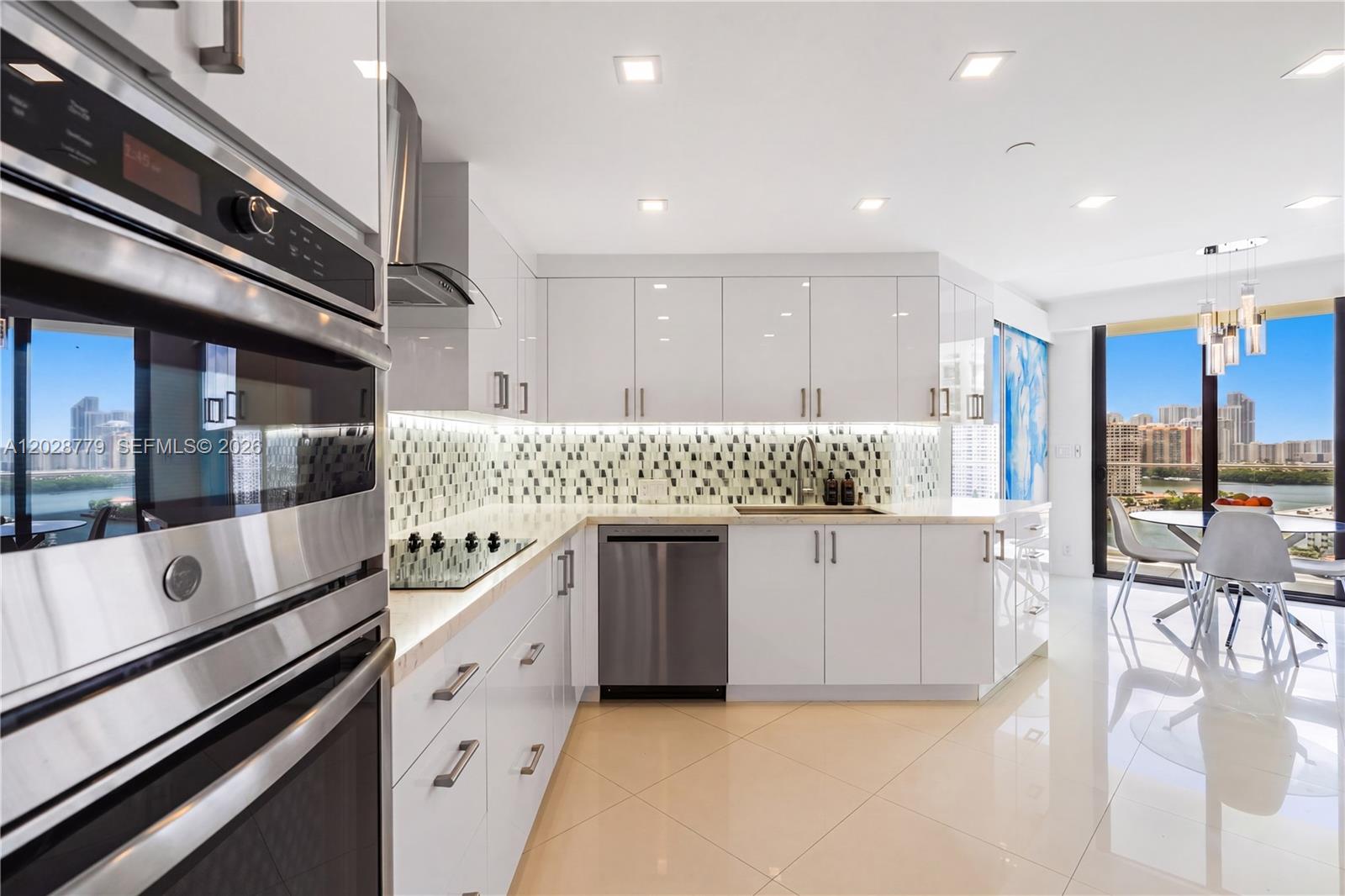 1605 3 / 5 3590 sq. ft. $ 2026-06-01 0 foto