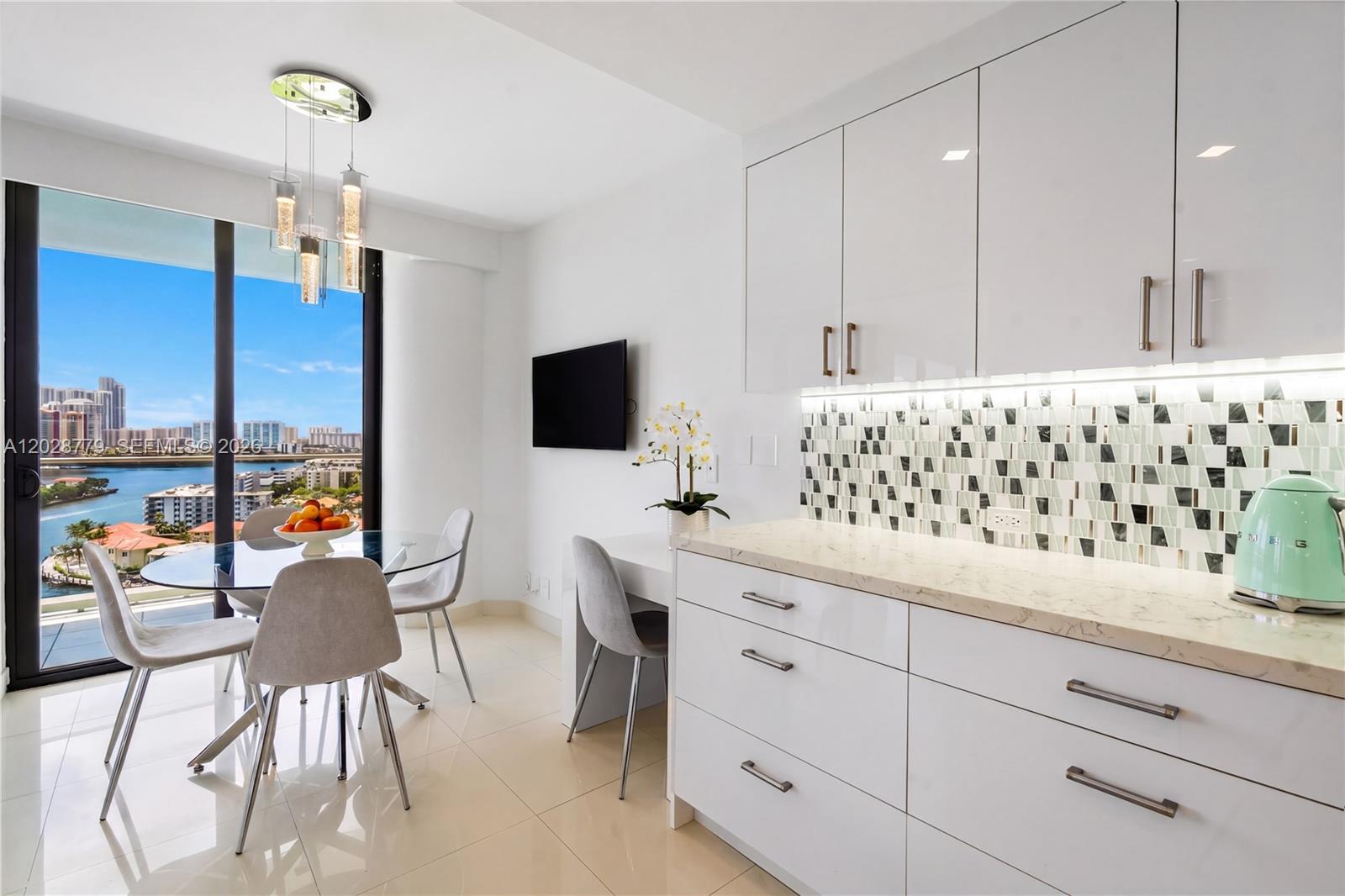1605 3 / 5 3590 sq. ft. $ 2026-06-01 0 foto