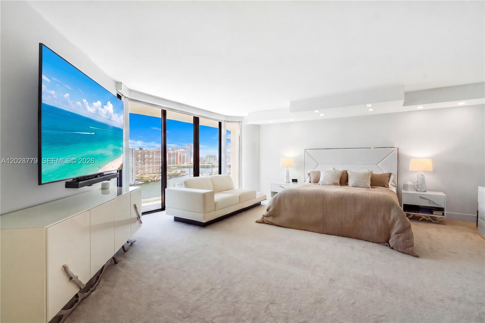 1605 3 / 5 3590 sq. ft. $ 2026-06-01 0 foto
