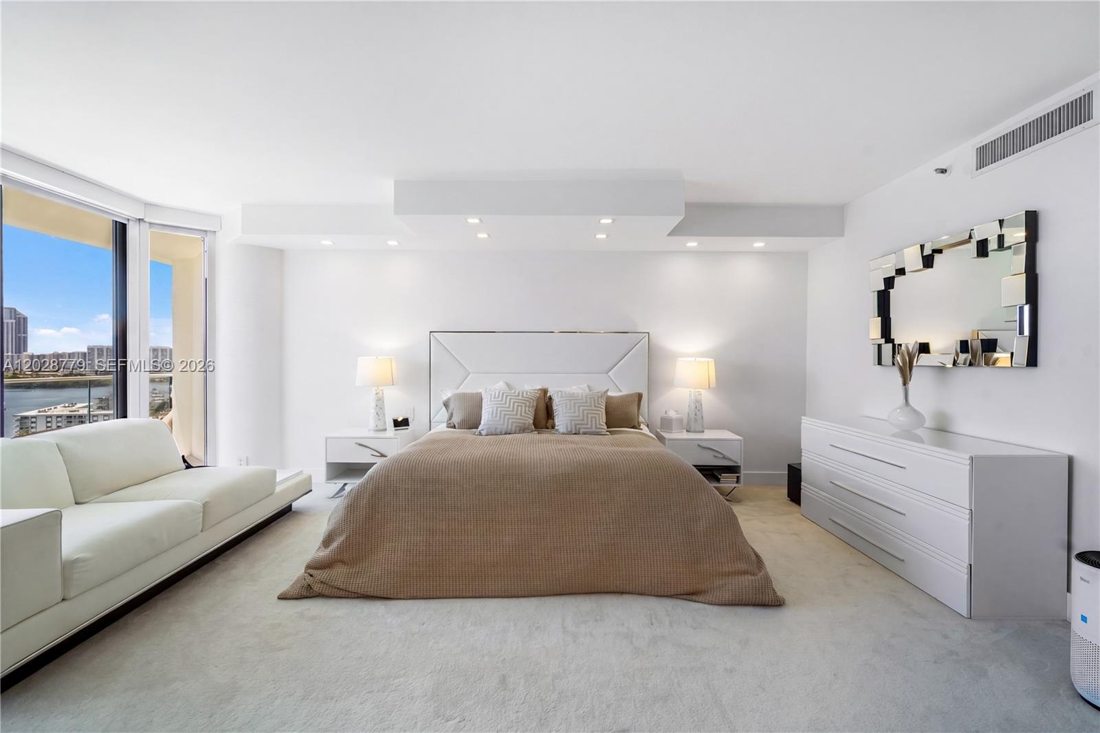 1605 3 / 5 3590 sq. ft. $ 2026-06-01 0 foto