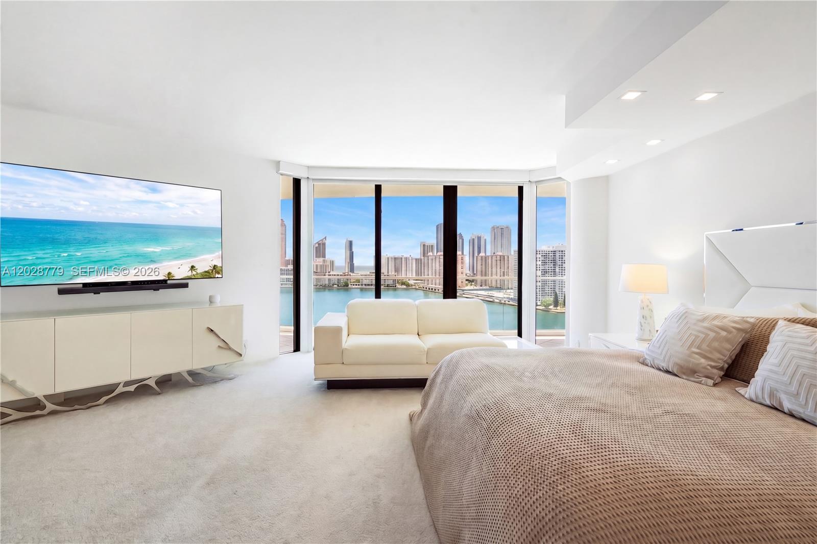 1605 3 / 5 3590 sq. ft. $ 2026-06-01 0 foto