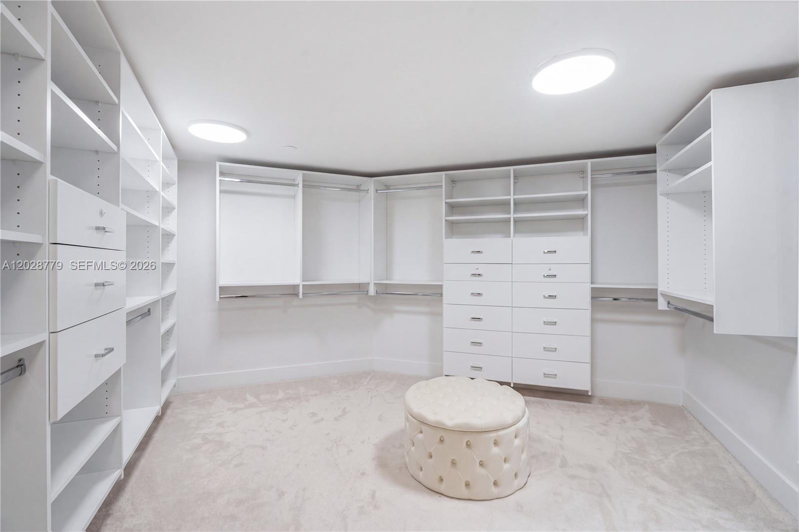 1605 3 / 5 3590 sq. ft. $ 2026-06-01 0 foto