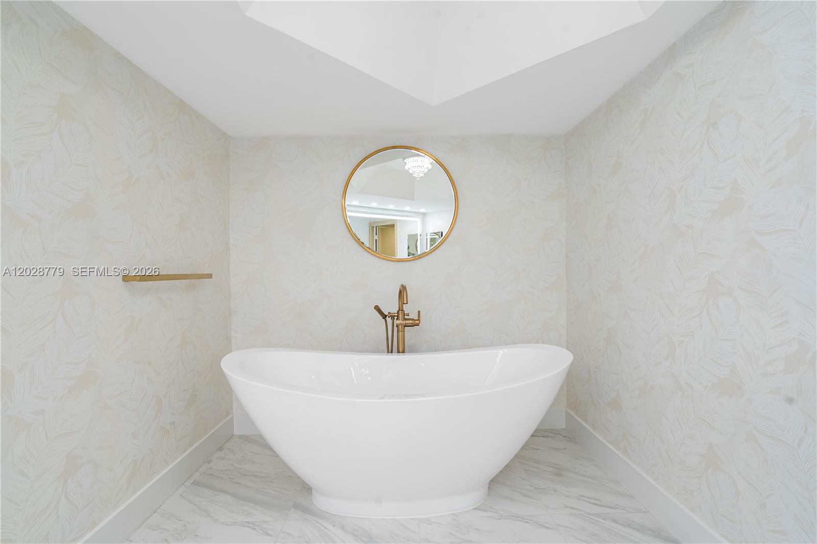1605 3 / 5 3590 sq. ft. $ 2026-06-01 0 foto