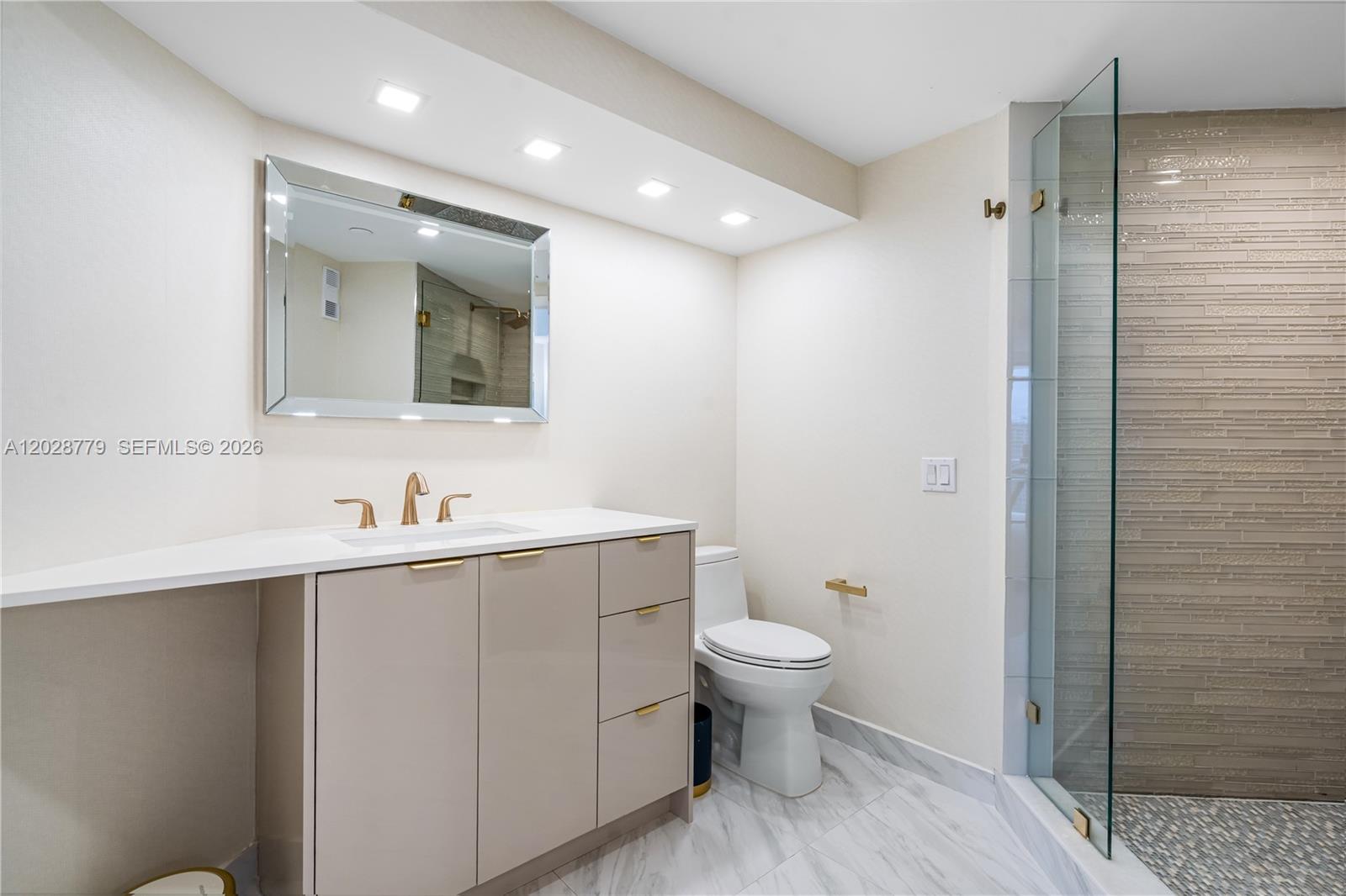 1605 3 / 5 3590 sq. ft. $ 2026-06-01 0 foto