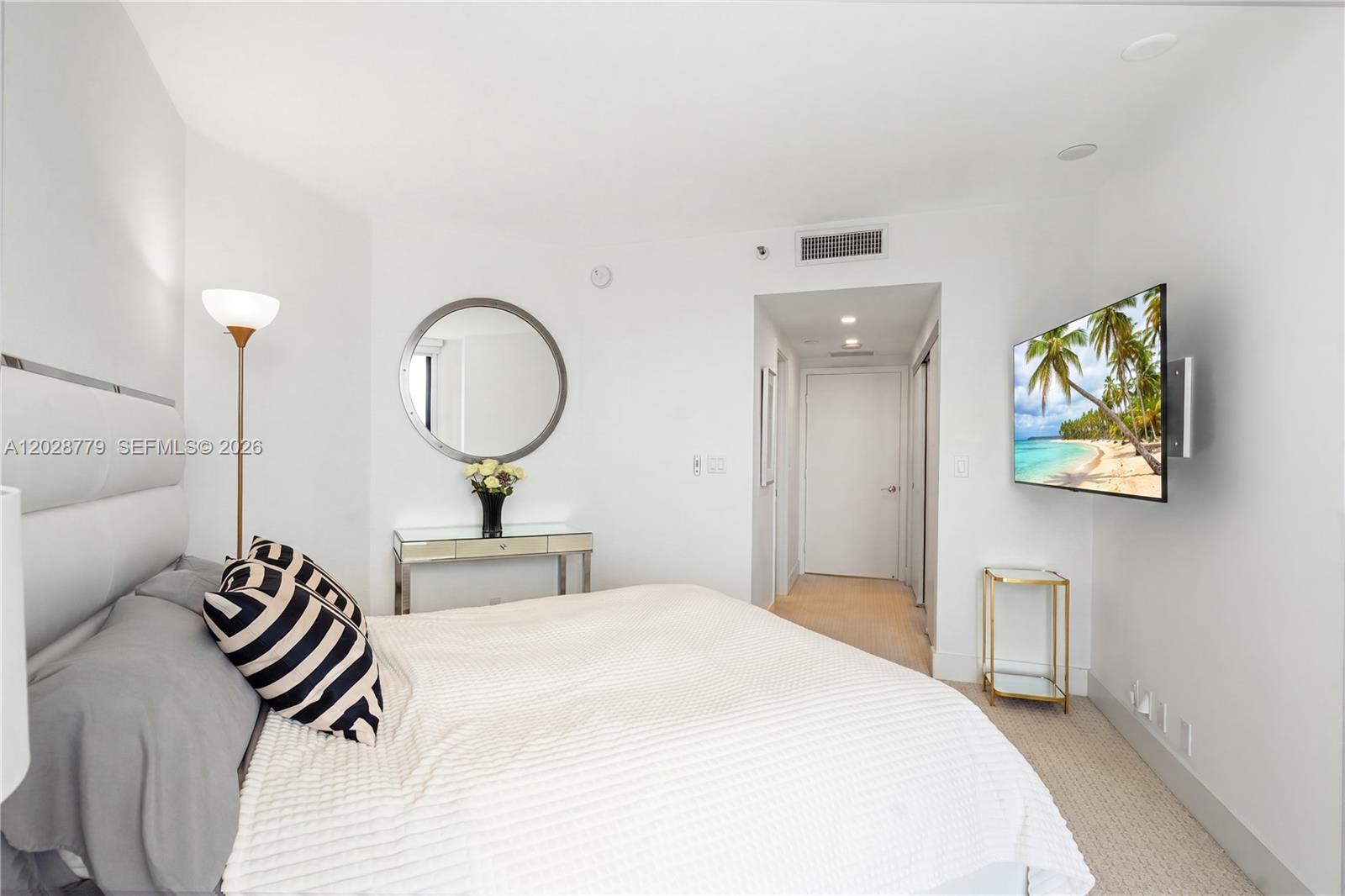 1605 3 / 5 3590 sq. ft. $ 2026-06-01 0 foto