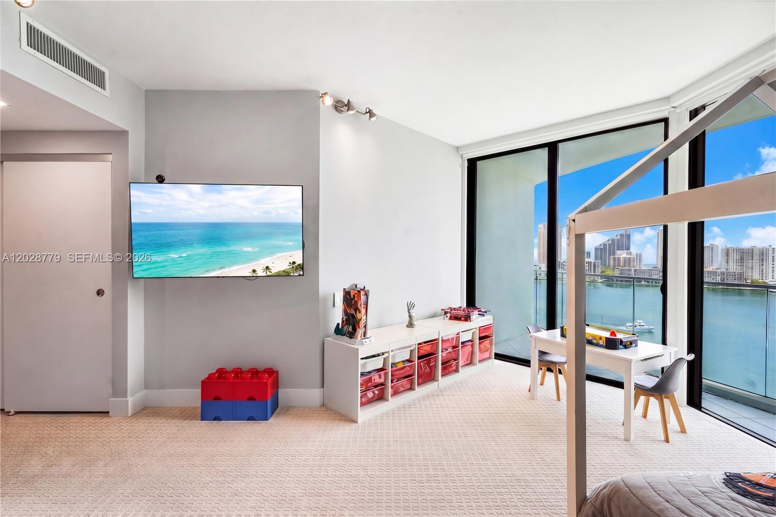 1605 3 / 5 3590 sq. ft. $ 2026-06-01 0 foto