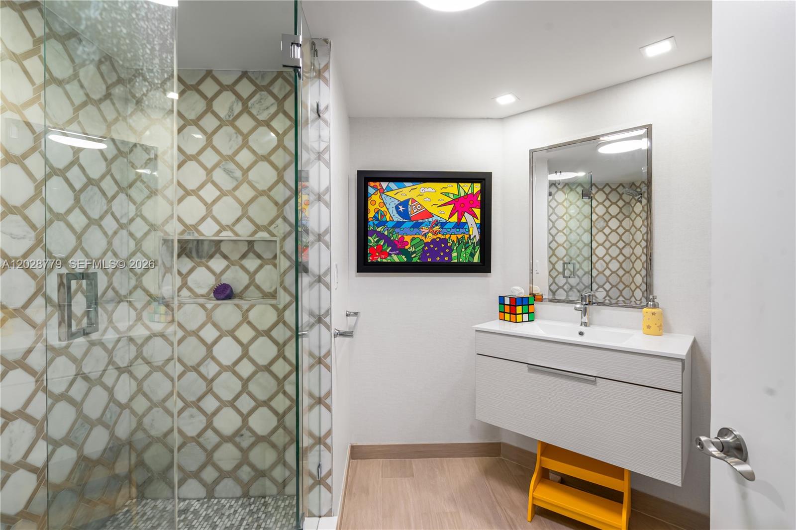 1605 3 / 5 3590 sq. ft. $ 2026-06-01 0 foto