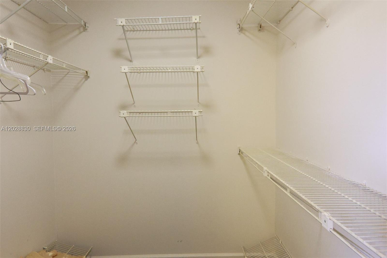 101 2 / 2 1110 sq. ft. $ 2026-08-17 0 foto