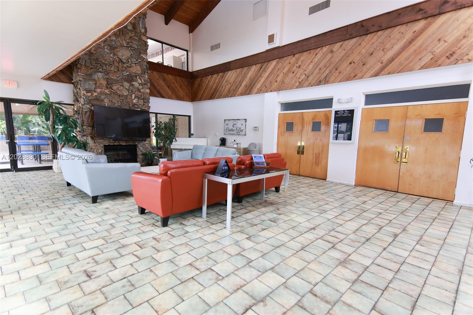 101 2 / 2 1110 sq. ft. $ 2026-08-17 0 foto