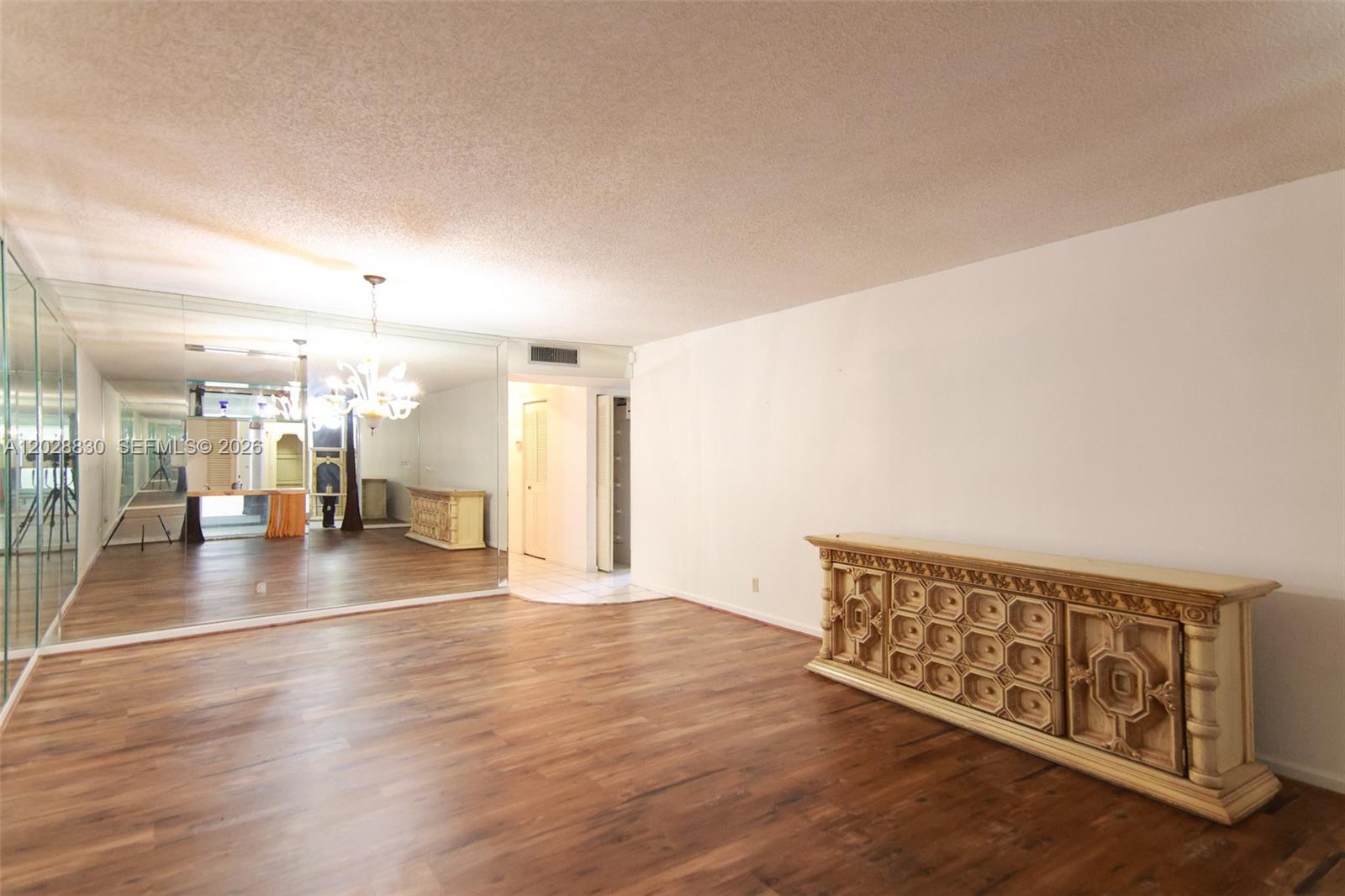 101 2 / 2 1110 sq. ft. $ 2026-08-17 0 foto