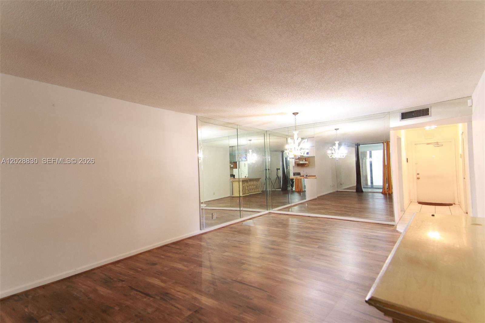 101 2 / 2 1110 sq. ft. $ 2026-08-17 0 foto