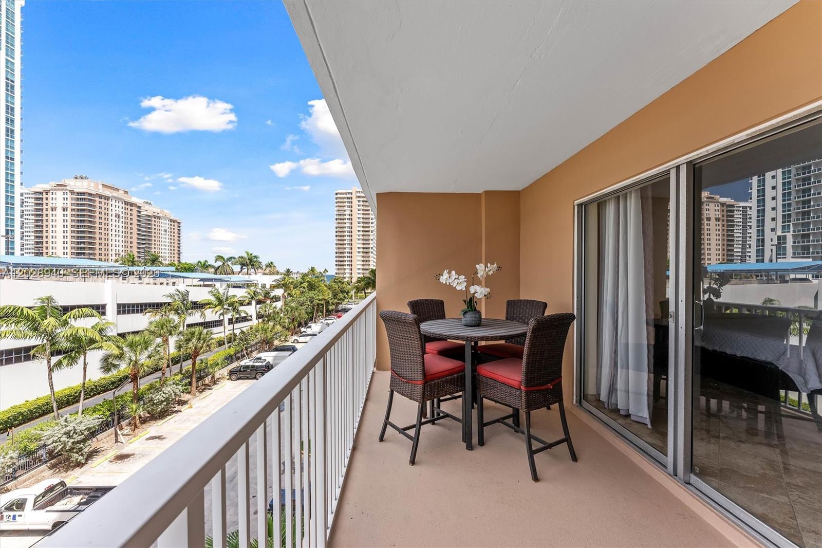 Ver detalles 3L 0 / 1 545 sq. ft. $ 2026-06-01 0 foto
