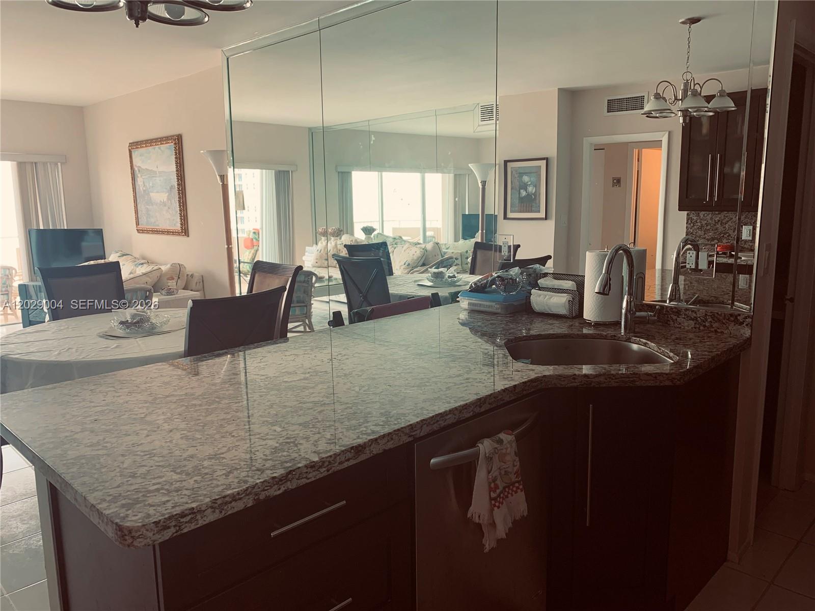 See details 12M 1 / 2 870 sq. ft. $ 2026-06-01 0 Photo