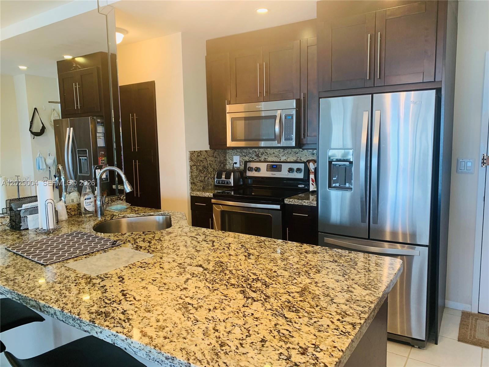 See details 12M 1 / 2 870 sq. ft. $ 2026-06-01 0 Photo