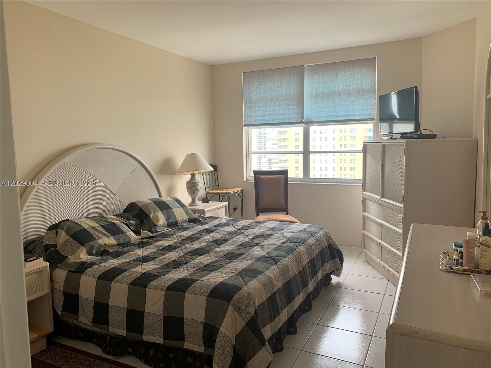 See details 12M 1 / 2 870 sq. ft. $ 2026-06-01 0 Photo