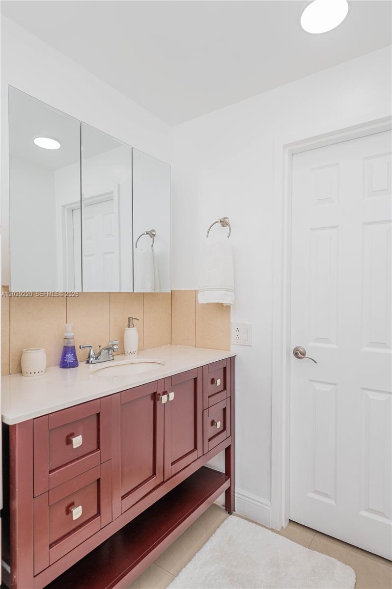 Photo of 3505 Ocean Dr  #221, Hollywood, Florida, 33019 - Master Bathroom