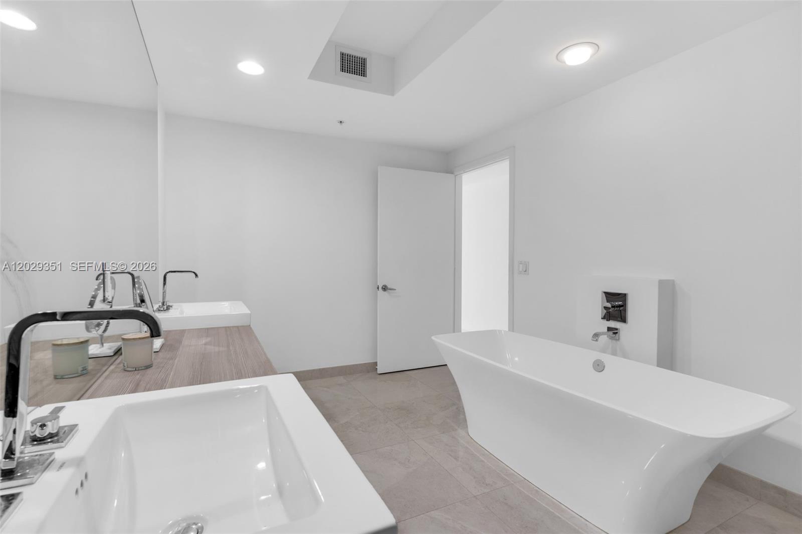 Photo of 17111 BISCAYNE BL #506, North Miami Beach, Florida, 33160 -
