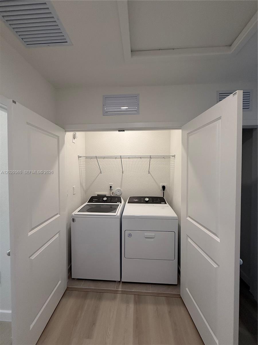 Ver detalles 540 3 / 3 1376 sq. ft. $ 2026-06-02 0 foto