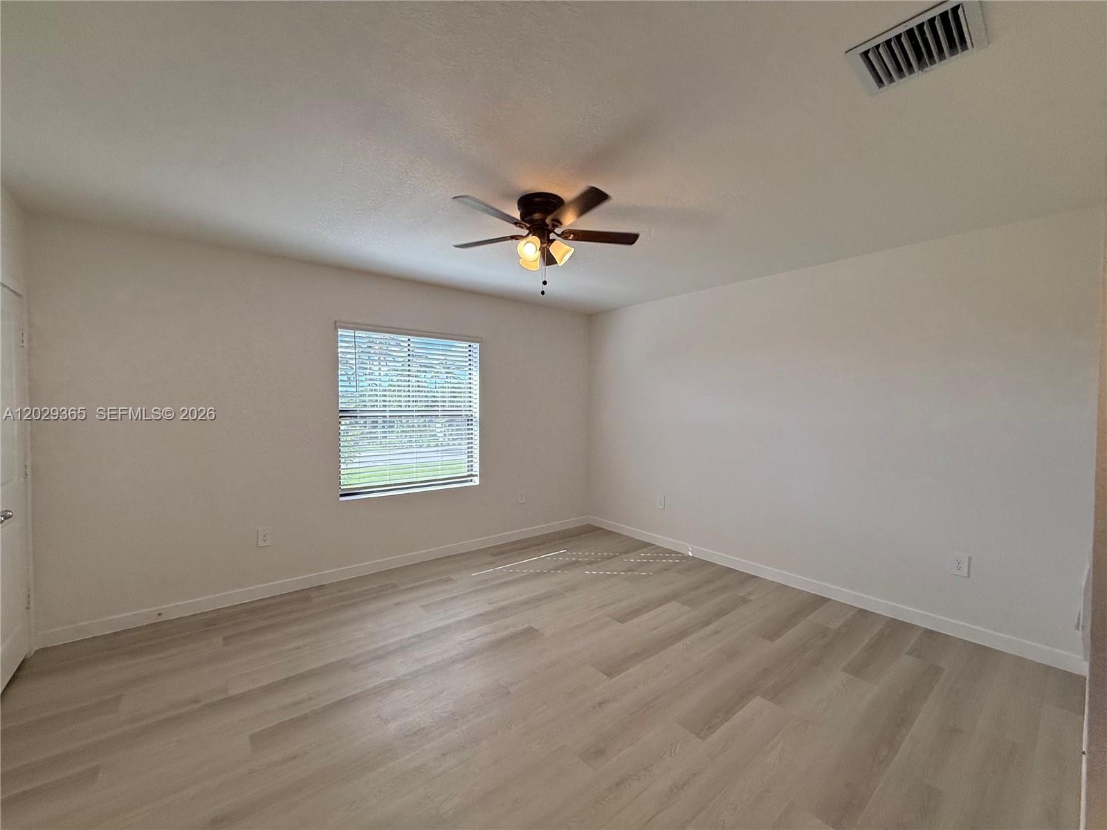 Ver detalles 540 3 / 3 1376 sq. ft. $ 2026-06-02 0 foto