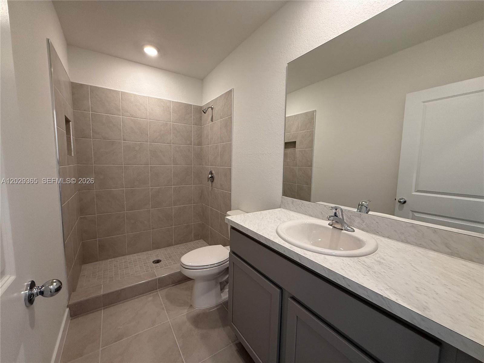 Ver detalles 540 3 / 3 1376 sq. ft. $ 2026-06-02 0 foto