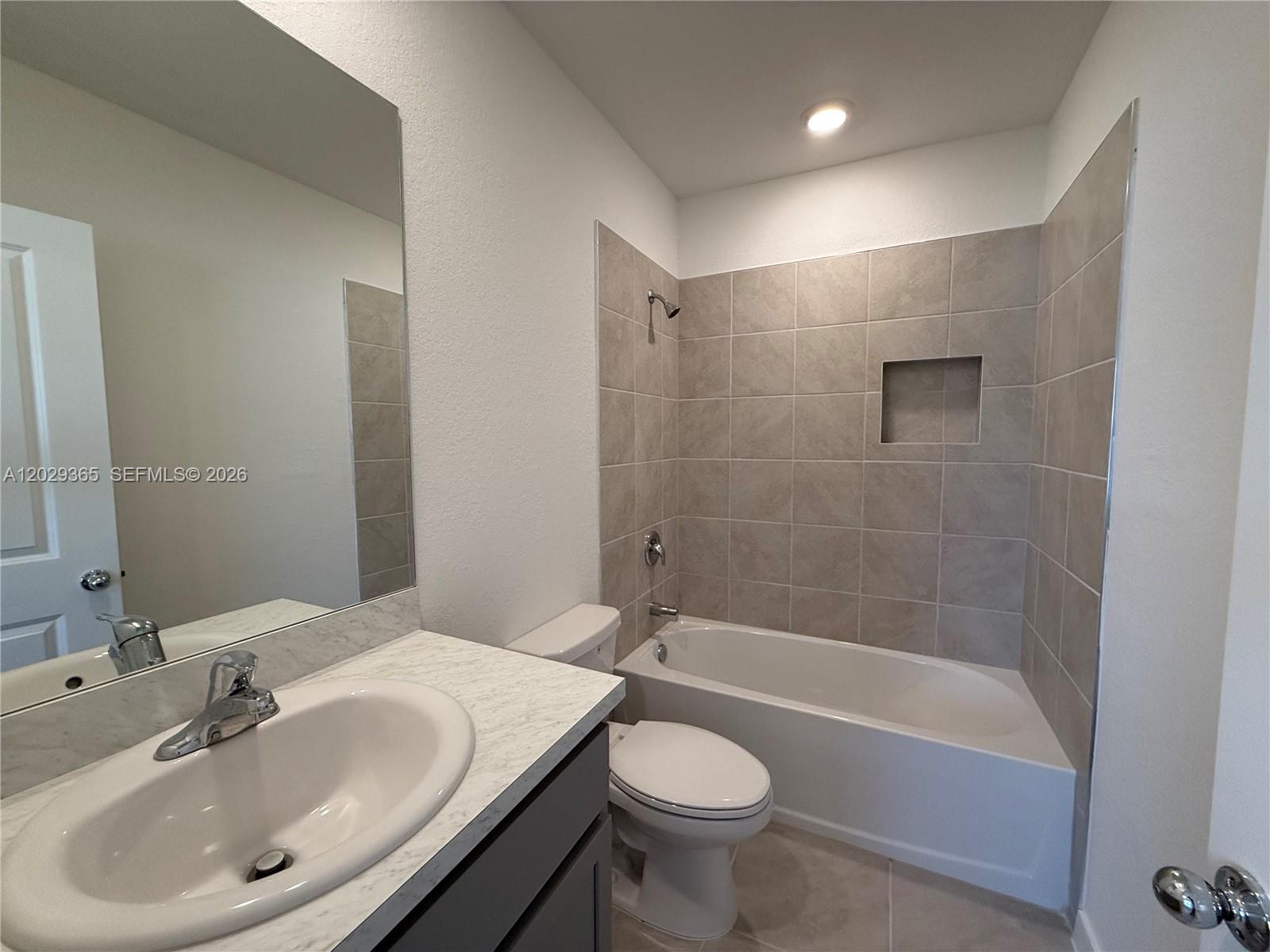 Ver detalles 540 3 / 3 1376 sq. ft. $ 2026-06-02 0 foto