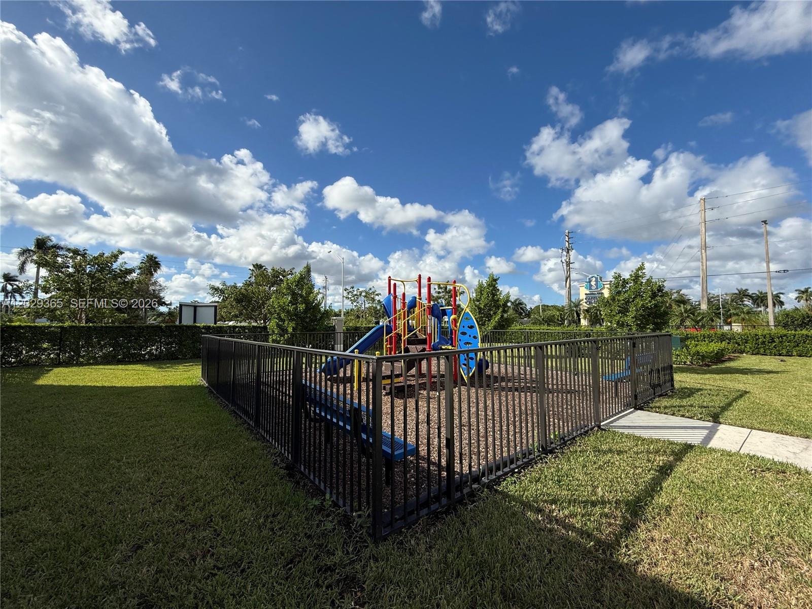 Ver detalles 540 3 / 3 1376 sq. ft. $ 2026-06-02 0 foto