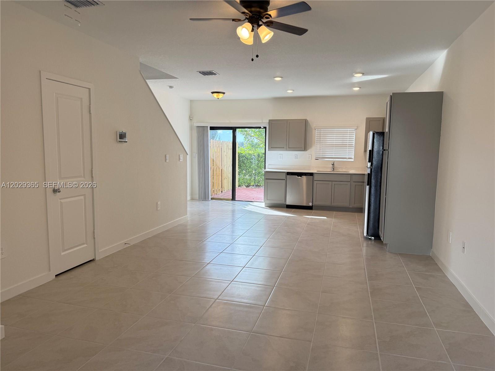 Ver detalles 540 3 / 3 1376 sq. ft. $ 2026-06-02 0 foto