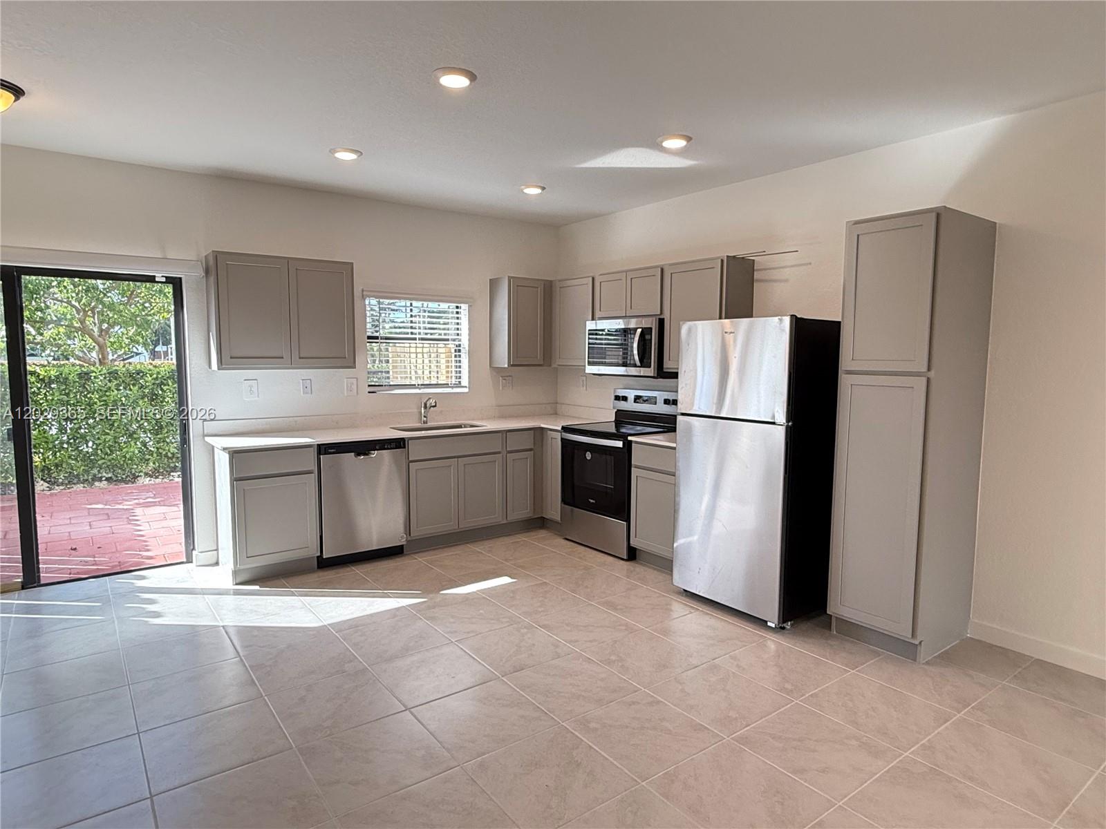 Ver detalles 540 3 / 3 1376 sq. ft. $ 2026-06-02 0 foto