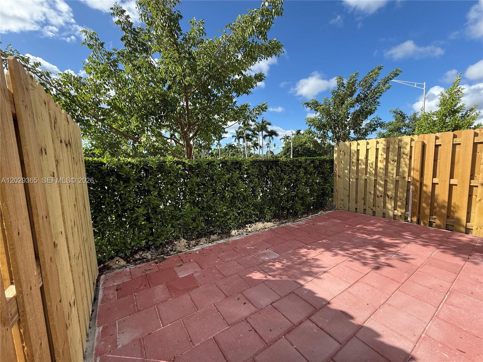 Ver detalles 540 3 / 3 1376 sq. ft. $ 2026-06-02 0 foto