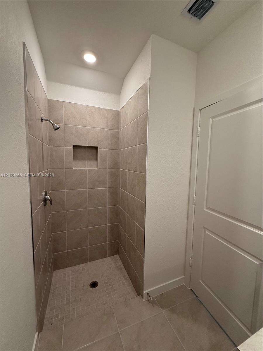 Ver detalles 540 3 / 3 1376 sq. ft. $ 2026-06-02 0 foto