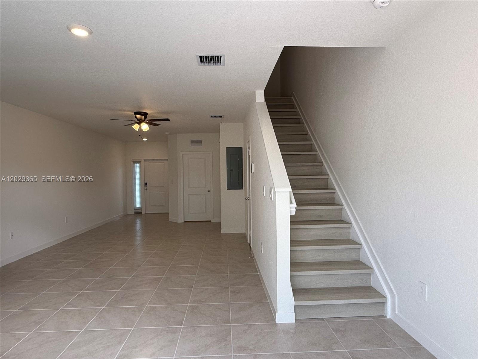 Ver detalles 540 3 / 3 1376 sq. ft. $ 2026-06-02 0 foto