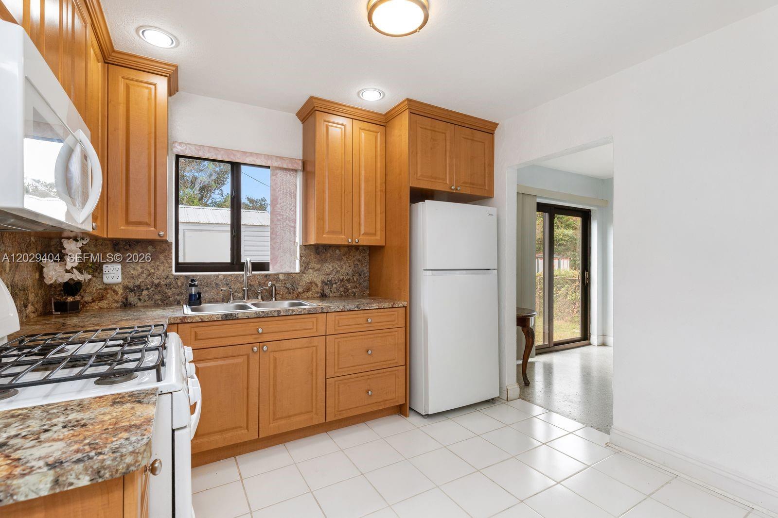 Ver detalles 6200 3 / 2 1248 sq. ft. $ 2026-09-10 0 foto