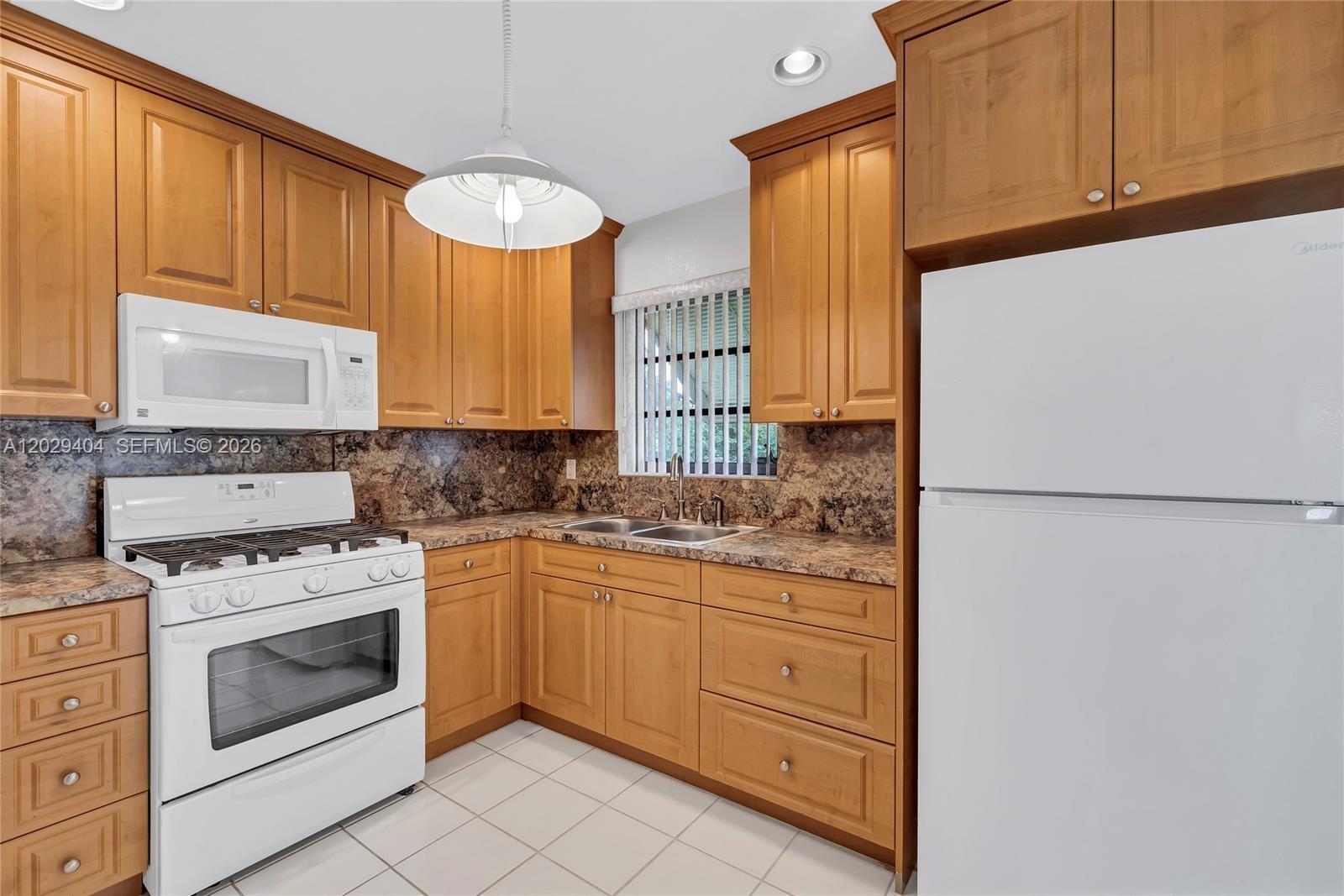 Ver detalles 6200 3 / 2 1248 sq. ft. $ 2026-09-10 0 foto