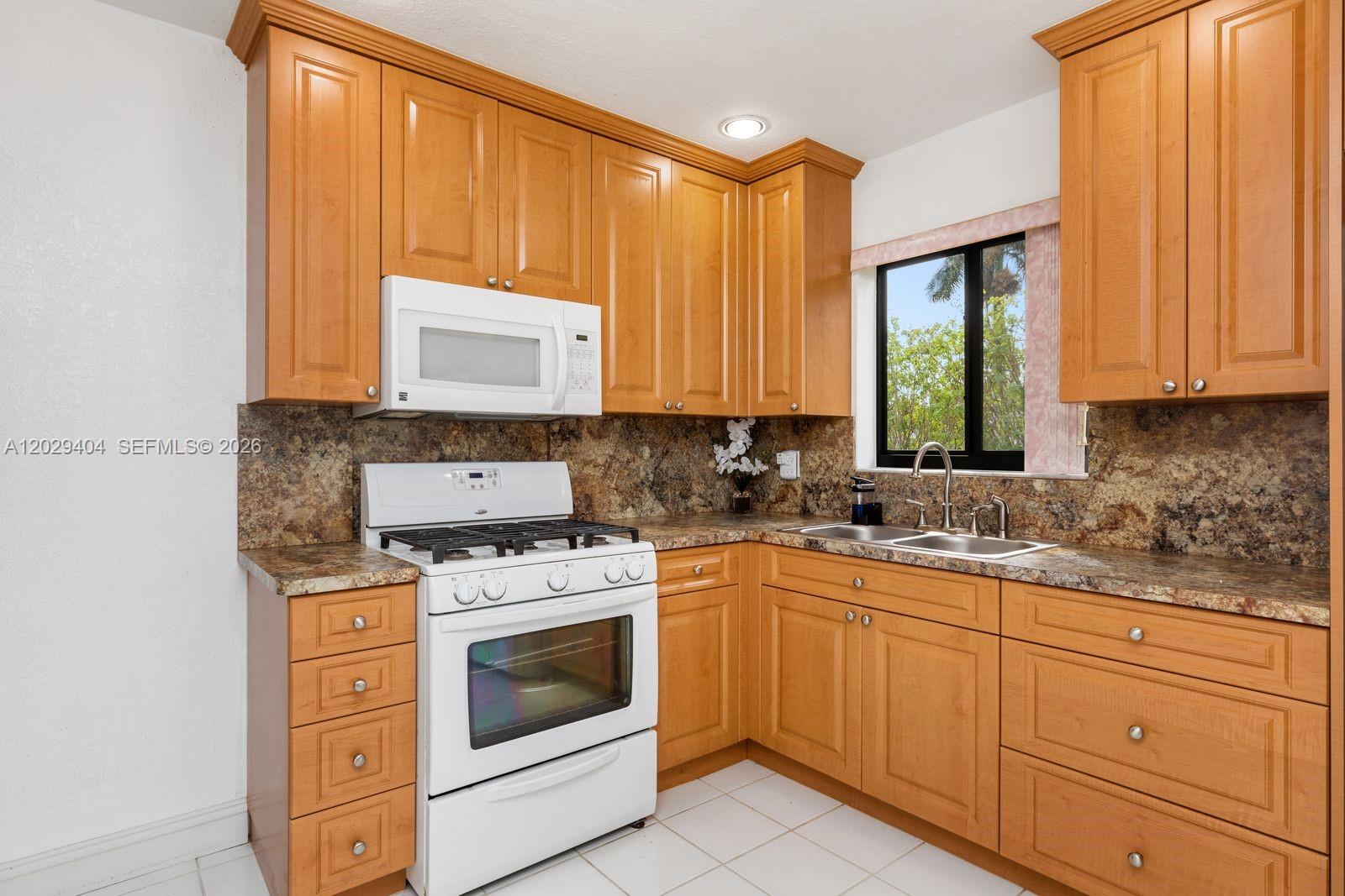 Ver detalles 6200 3 / 2 1248 sq. ft. $ 2026-09-10 0 foto