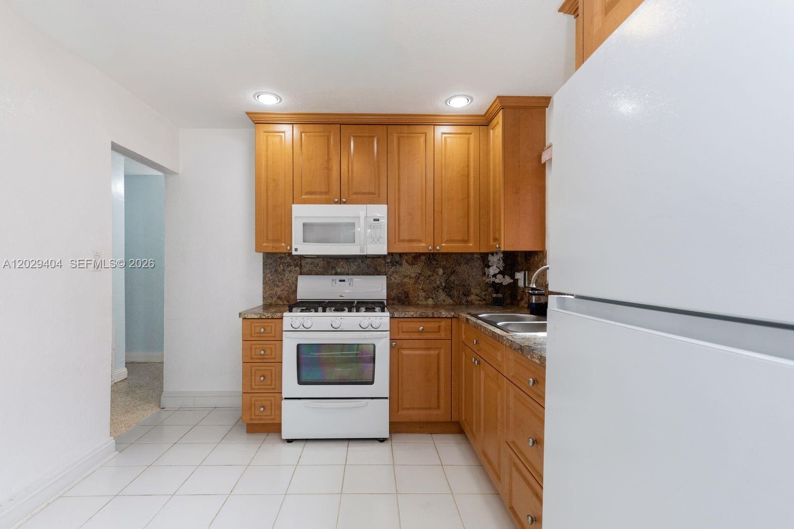 Ver detalles 6200 3 / 2 1248 sq. ft. $ 2026-09-10 0 foto